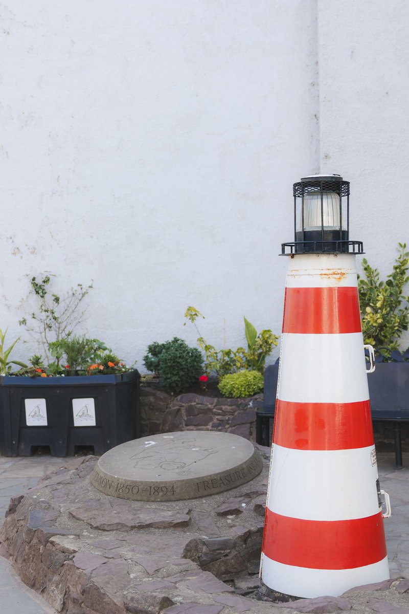 We don’t know about you, but no matter how many times we walk past North Berwick’s lighthouse, located on the corner of High Street and Victoria Street, we always have to stop and admire it #NorthBerwick.
