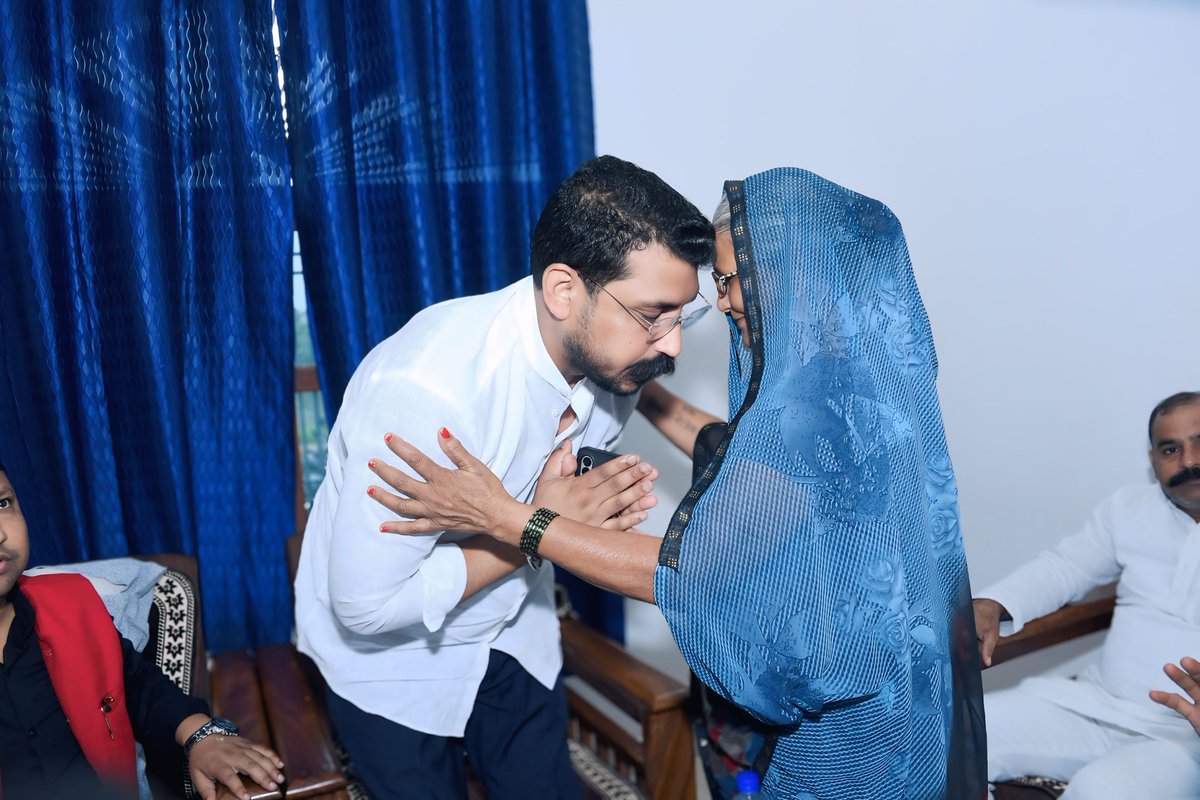 माँ और बड़े भाई के साथ 💙

<a href="/BhimArmyChief/">Chandra Shekhar Aazad</a>
