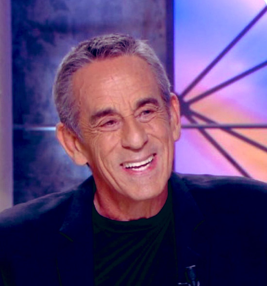 RicardoRKaram's tweet image. Il était là, tout simplement. Présent dans nos écrans, dans nos discussions, dans nos souvenirs. Nous étions jeunes, nous avons grandi avec ses émissions, son ton, son style inimitable. Il a marqué le paysage audiovisuel, imposant sa signature entre élégance et impertinence.…