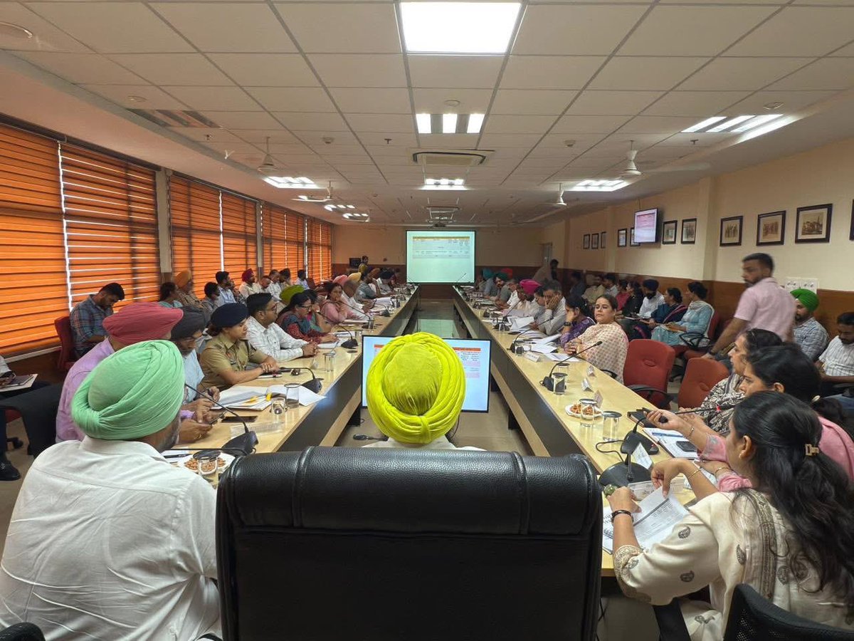 kang_malvinder's tweet image. ਅੱਜ ਜ਼ਿਲ੍ਹਾ ਪ੍ਰਬੰਧਕੀ ਕੰਪਲੈਕਸ ਮੋਹਾਲੀ ਵਿਖੇ ਜ਼ਿਲ੍ਹਾ ਵਿਕਾਸ ਕੋਆਰਡੀਨੇਟਰ ਅਤੇ ਮੋਨੀਟਰਿੰਗ ਕਮੇਟੀ ਮੋਹਾਲੀ ਦੀ ਮੀਟਿੰਗ ਦੌਰਾਨ ਮੋਹਾਲੀ ਦੇ ਡਿਪਟੀ ਕਮਿਸ਼ਨਰ ਅਤੇ ਸਮੂਹ ਪ੍ਰਸ਼ਾਸਨਿਕ ਅਧਿਕਾਰੀਆਂ ਨਾਲ ਹਲਕੇ ਦੇ ਵਿਕਾਸ ਕਾਰਜਾਂ ਸਬੰਧੀ ਵਿਚਾਰ-ਚਰਚਾ ਕੀਤੀ ਤੇ ਚੱਲ ਰਹੇ ਵਿਕਾਸ ਕਾਰਜਾਂ ਨੂੰ ਜਲਦ ਤੋਂ ਜਲਦ ਸੁਚਾਰੂ ਢੰਗ ਨਾਲ ਨੇਪਰੇ ਚੜ੍ਹਾਉਣ…