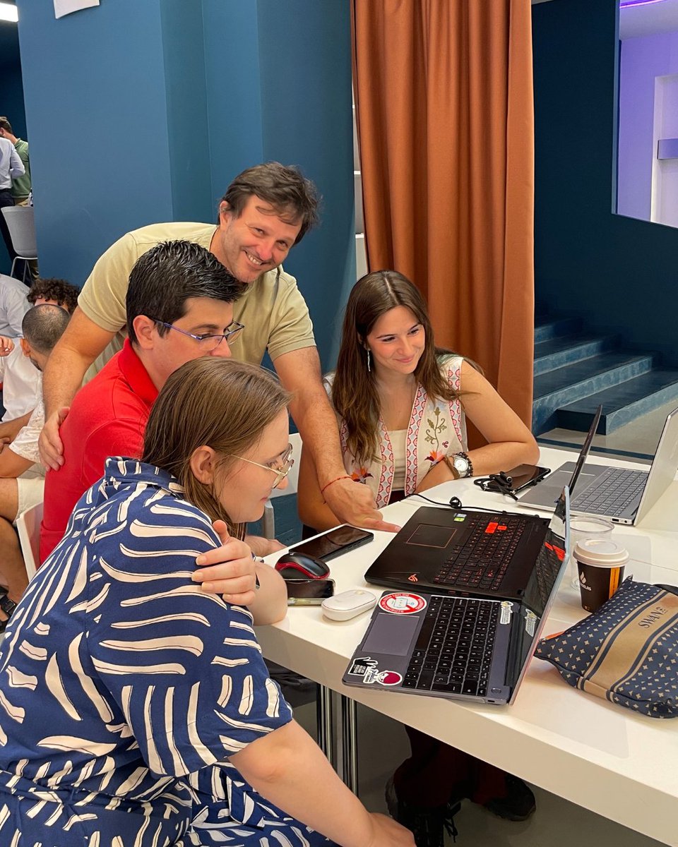 El viernes clausuramos la IV edición del #AISummerCamp🚀

📚50 personas formadas en IA aplicada
⚙️3 semanas de trabajo
👥6 proyectos en hackathon
🏆1 app ganadora: #avanzIA

Gracias a quienes lo hicisteis posible desde tantos rincones del mundo 🌍

#MILMadrid #IA #TalentoDigital