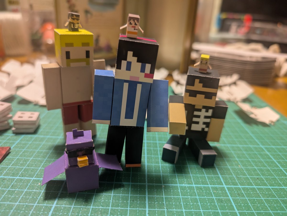 ぼんさんぽin大宮に持っていこうと作成しました〜
司会進行はこの人なんかな？
マイクラスキンも可愛いね〜♡
まだ作れてないふたりも作成中
あと6日か…
#たいきちアート
#紙マイクラ