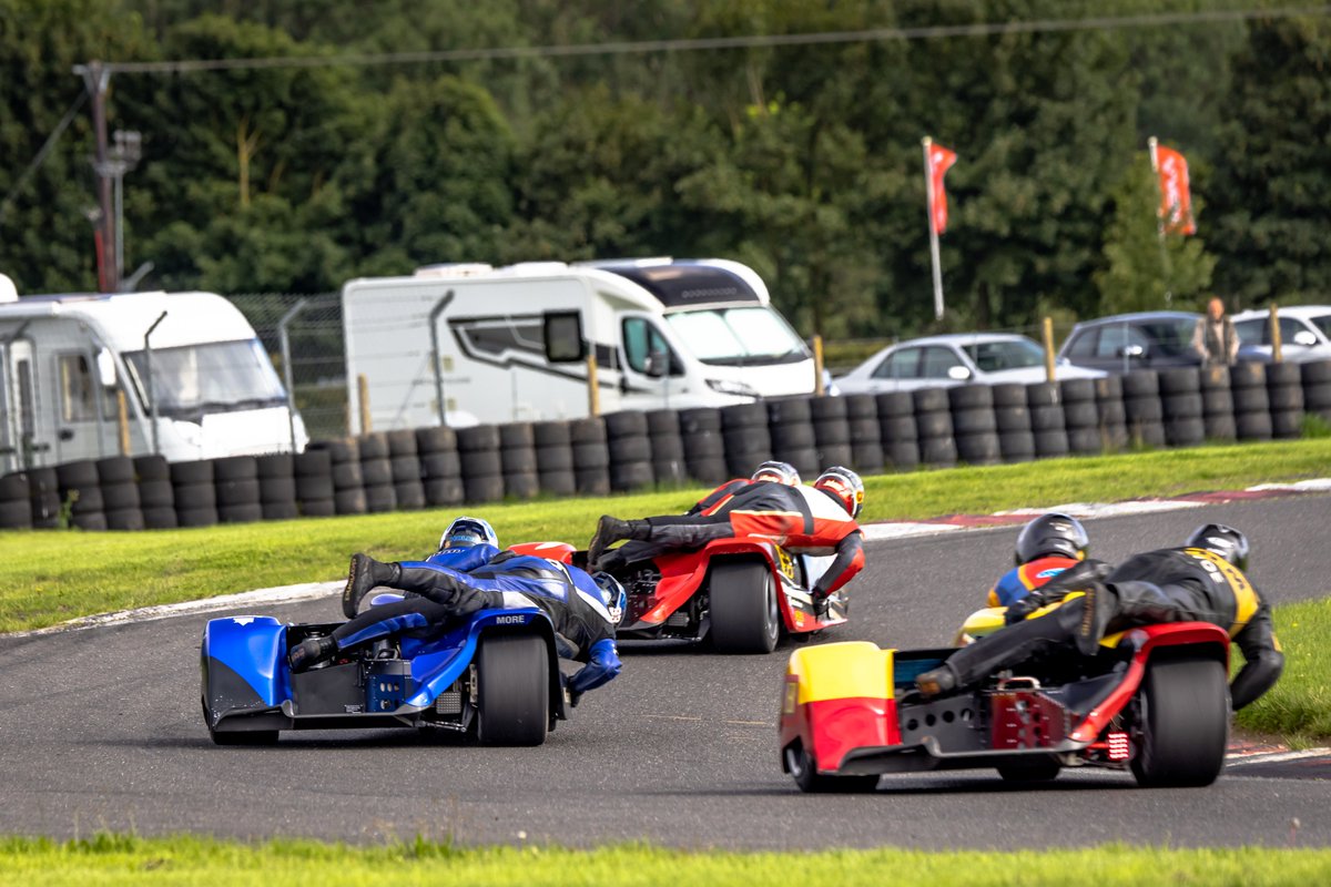 DoningtonParkUK's tweet image. The BMCRC International Sidecar Revival races into Cadwell Park on 2/3 August🏁
Daring riders in the British Sidecar Championship will headline, complemented by an eclectic mix of categories👀
Discounted tickets are available 🎟 Under-13s go FREE
🔗: cadwellpark.co.uk/2025/august/bm…