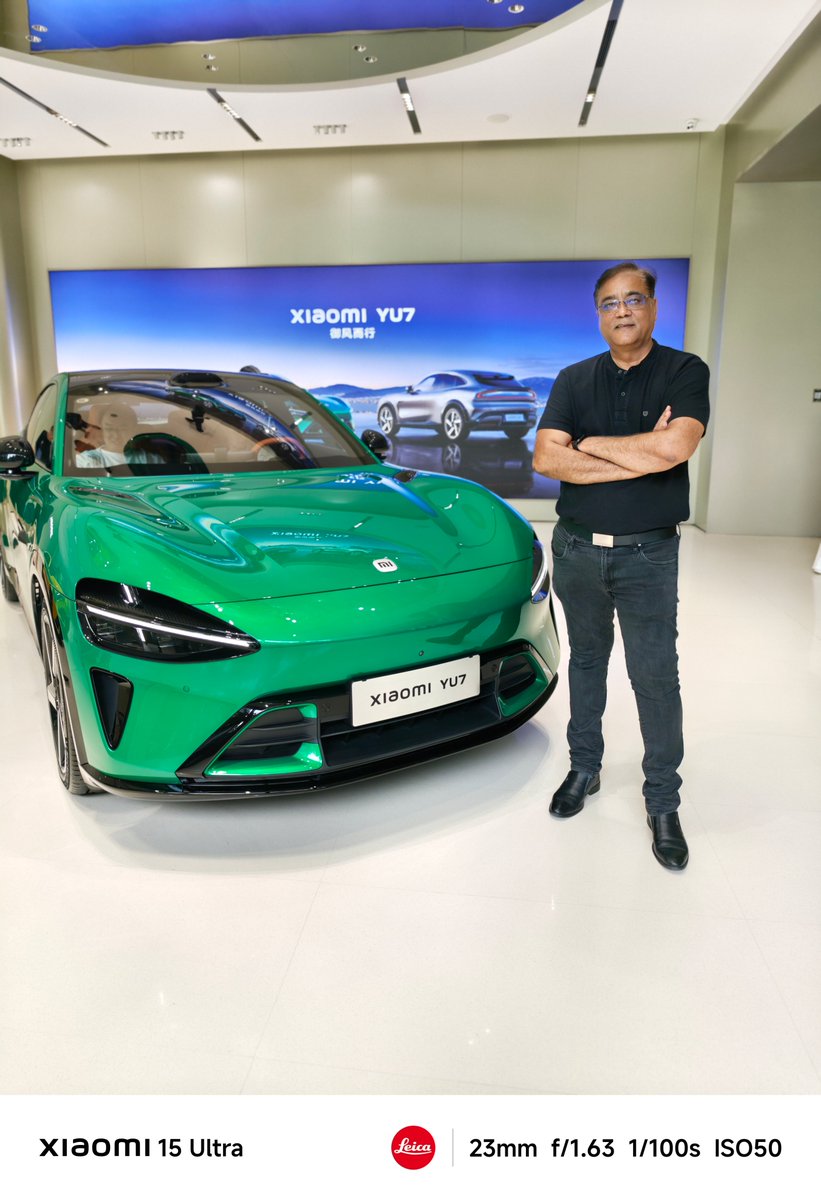 mathursudhin's tweet image. First stop, the #XiaomiYU7 Couldn't resist checking out this beauty that's already clocked 300,000+ orders. Love the color combination of Emerald Green exterior and Coral Orange interior. Beautiful design and luxurious fit and finish. What is your favourite color combo?
