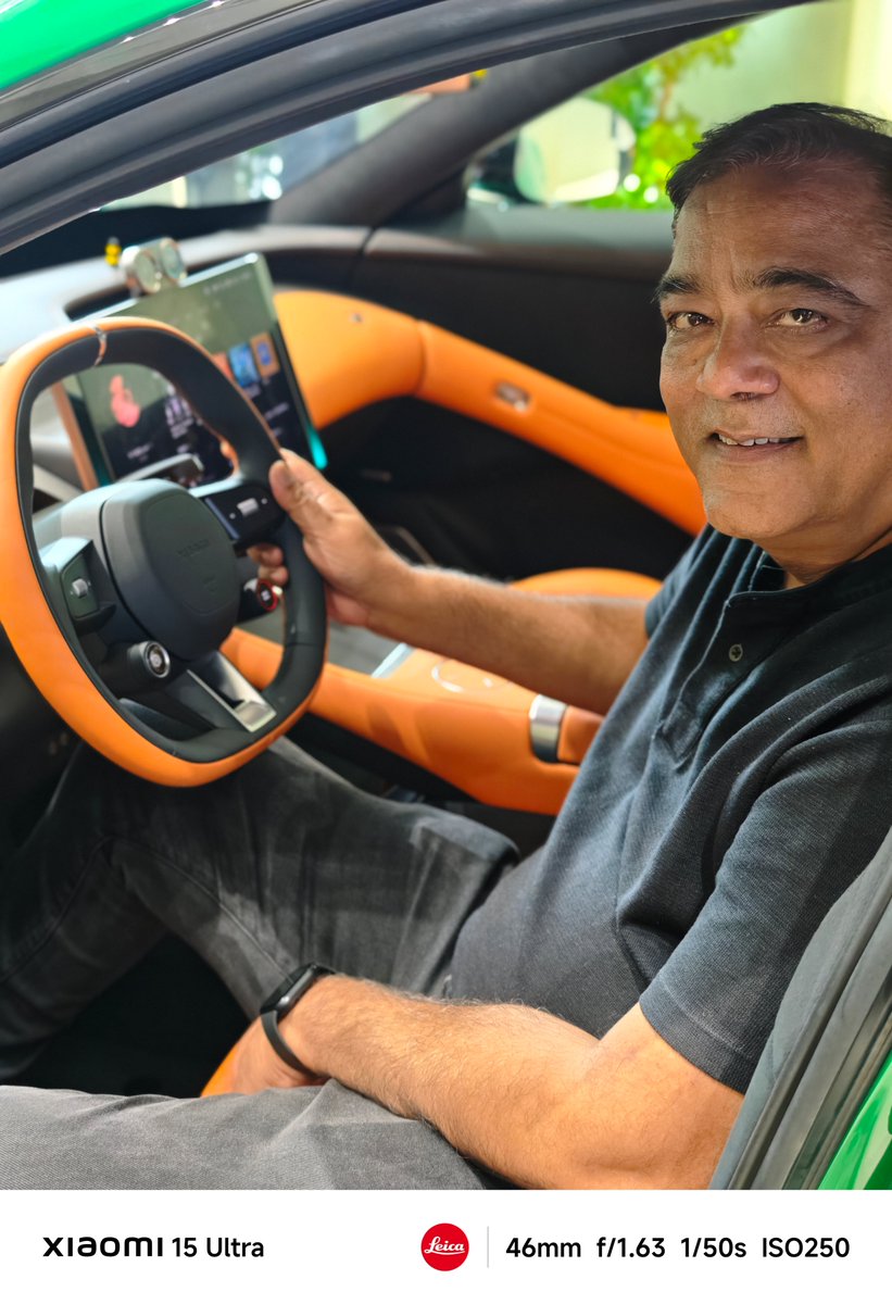 mathursudhin's tweet image. First stop, the #XiaomiYU7 Couldn't resist checking out this beauty that's already clocked 300,000+ orders. Love the color combination of Emerald Green exterior and Coral Orange interior. Beautiful design and luxurious fit and finish. What is your favourite color combo?