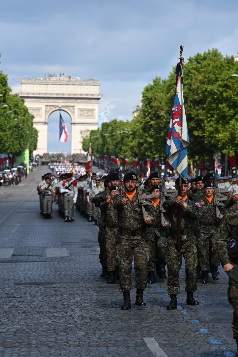SebLecornu's tweet image. Proximité géographique, culturelle et historique font de la Belgique et du Luxembourg des partenaires et alliés naturels.
La compagnie belgo-luxembourgeoise défile, illustrant cette proximité entre nos armées de Terre, mise en oeuvre au quotidien en Roumanie sur le flanc est de…