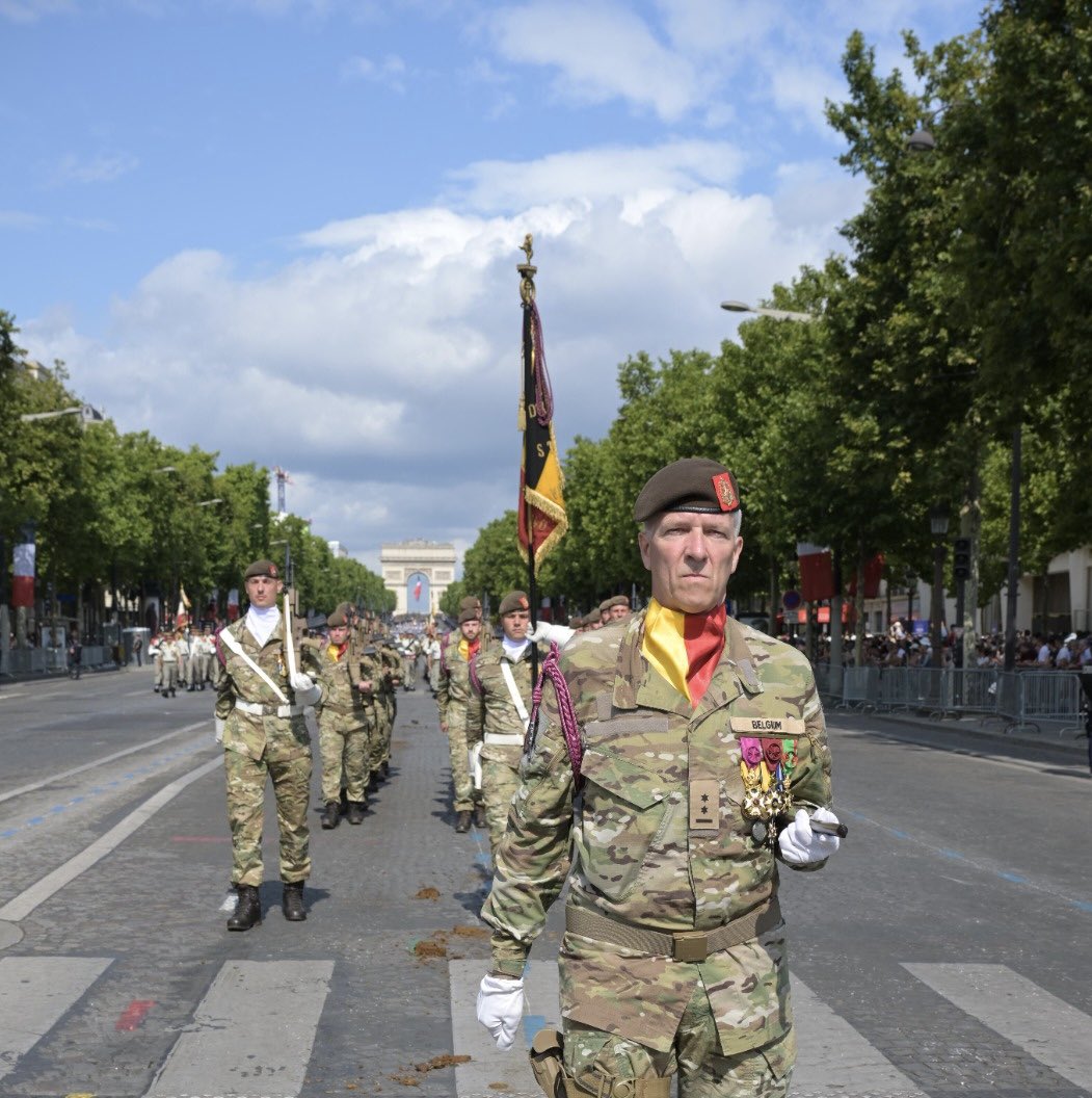 SebLecornu's tweet image. Proximité géographique, culturelle et historique font de la Belgique et du Luxembourg des partenaires et alliés naturels.
La compagnie belgo-luxembourgeoise défile, illustrant cette proximité entre nos armées de Terre, mise en oeuvre au quotidien en Roumanie sur le flanc est de…