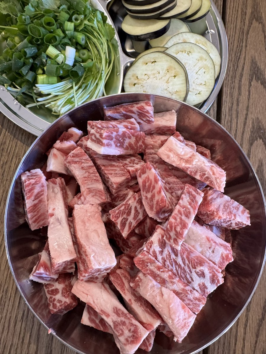fruitplatterG5's tweet image. 下午去得早挑到了上好的雪花

剔了肉烤

骨头留着熬汤🤤