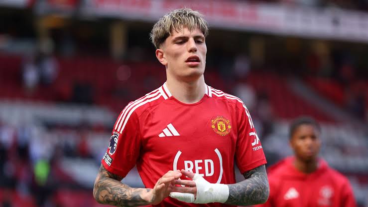 ManCityplus's tweet image. Manchester United winger Alejandro Garnacho has rejected an approach from Al-Nassr as he wants to remain in the Premier League.