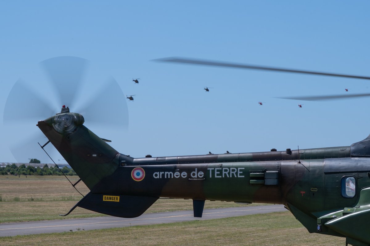 Seconde partie du défilé aérien avec le défilé des voilures tournantes 🚁🚁🚁

➡️ 20 hélicoptères de l'armée de Terre présents sur les 34 en vol, dont le vénérable Puma, qui tire sa révérence après 50 ans de bons et loyaux services.

#SoldatsDeFrance 🫡🇫🇷 #14Juillet