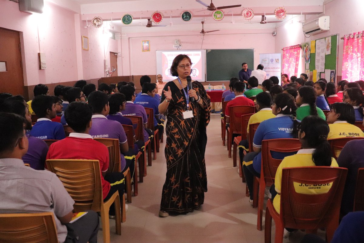 csir_iicb's tweet image. #CSIR Jigyasa Programme at Satish Chandra Memorial School, Chakdaha, Nadia on July 07, 2025. Students of Class XI and XII attended two lectures on ‘Artificial Intelligence: Friend or Foe?’ and ‘Understanding Cancer: What Goes Wrong in Our Cells’.