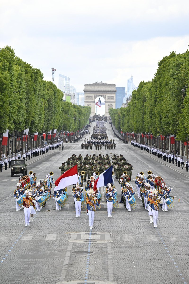 SebLecornu's tweet image. Invitée d'honneur cette année, l'Indonésie ouvre le défilé.
Ses armées de Terre, de l'Air, sa Marine et leurs cadets militaires défilent au son de leur musique.
Partenaire stratégique majeur de la France en Indopacifique, symbole de notre attachement à la stabilité d'une zone…