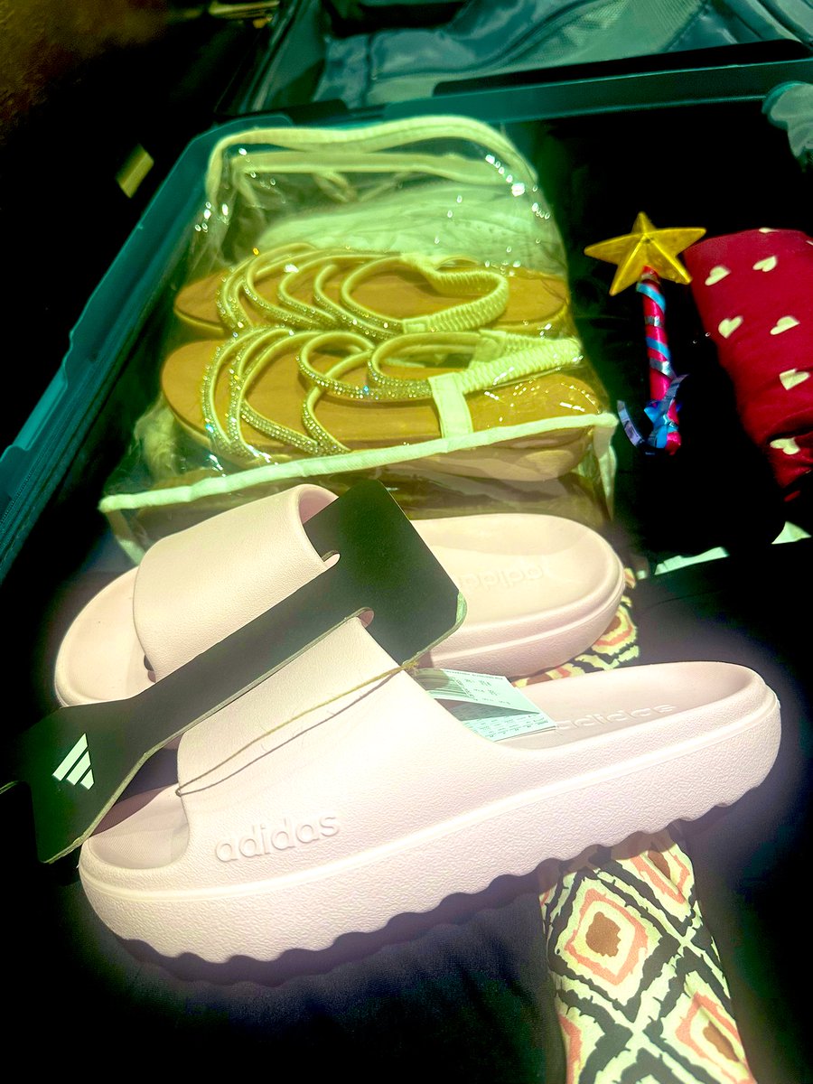 Buenos días 🫶🏼en mi maleta no pueden faltar las chanclas, aunque porque motivo creéis??

A: Son preciosas 🩷
B: Para ir a la piscina del apartamento🏖️
C: Para tíraselas en la cabeza a <a href="/chorifletes/">Chorifletes</a> <a href="/Jarkofn/">XPS Jarko</a> o <a href="/KramSu_/">KramSu</a> cuando se porten mal 🩴🤣

Hoy es el día ✈️