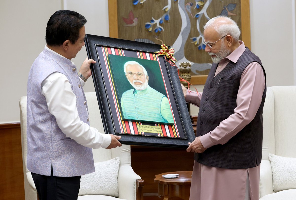 Chief Minister Shri <a href="/Lal_Duhoma/">Lalduhoma</a> met Hon’ble Prime Minister Shri <a href="/narendramodi/">Narendra Modi</a> in New Delhi  today and discussed key development issues of Mizoram.
