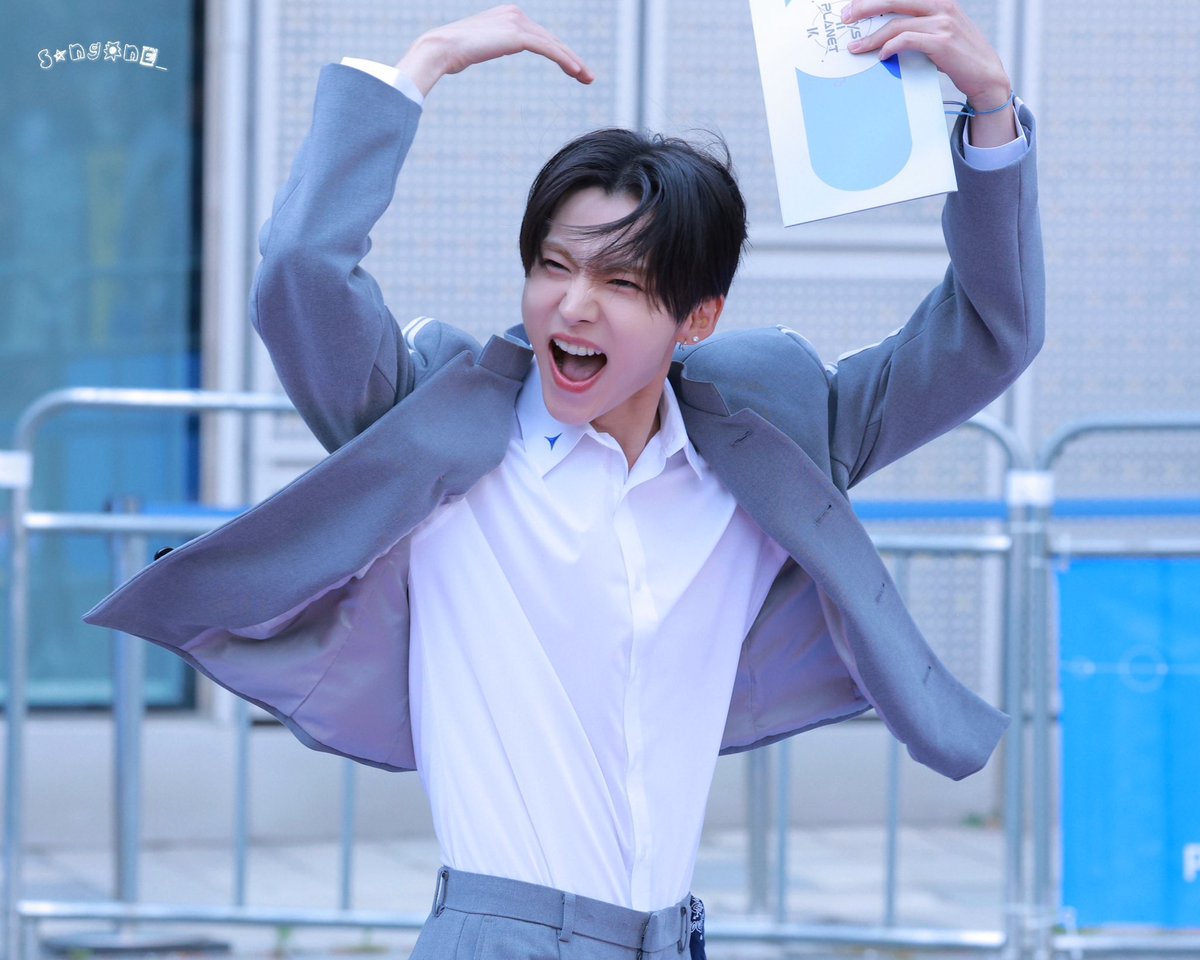 sangwonspics's tweet photo. but one thing about sangwon he adore and love seeing his fans 🥺 thank you for not giving and give us another chance to prove our love to you 🤍 https://t.co/5tp4mbsyiF