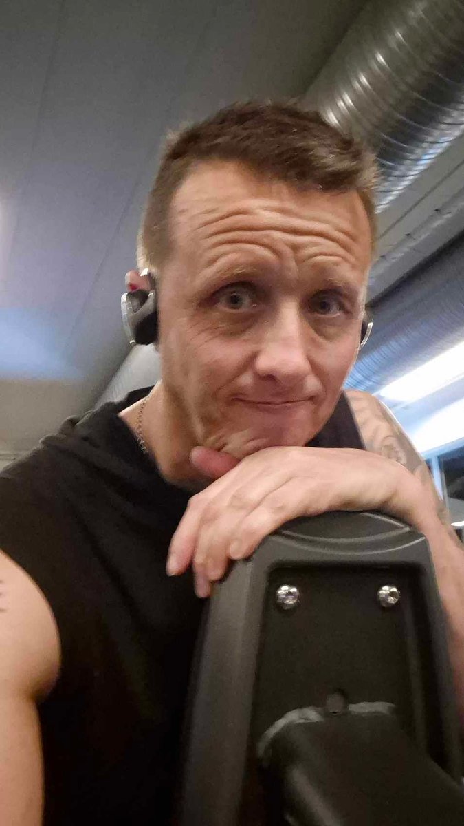 AndersTolsgaard's tweet photo. I treat training like I treat business:
– Show up
– Lift heavy
– Don’t complain
🏋️‍♂️ How do you train? https://t.co/byjnqTBZQh