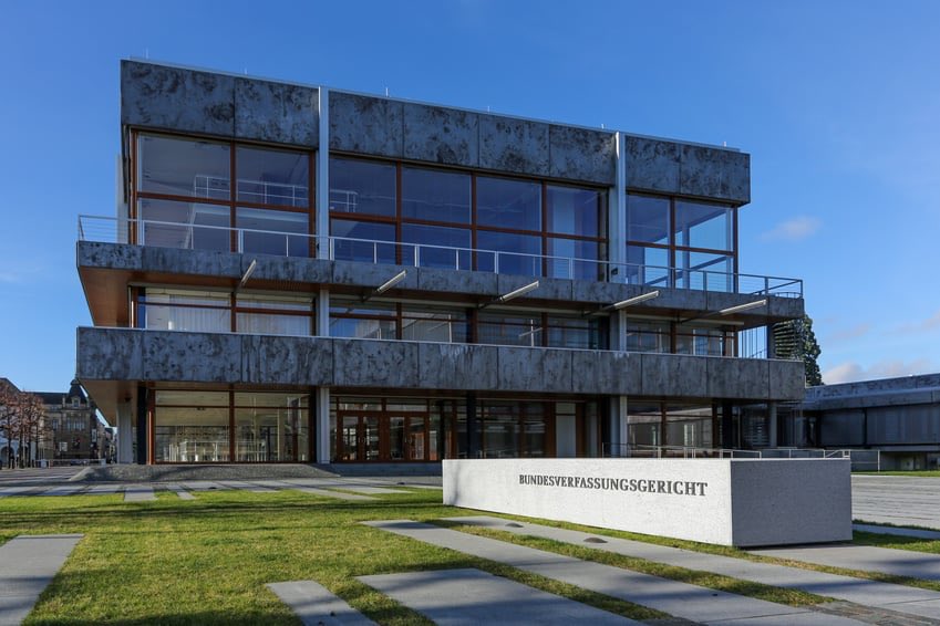 rodrigofbecker's tweet photo. Alemanha 🇩🇪 

Capital: Berlim 
Sede da Corte Constitucional: Karlsruhe

Talvez esse seja o exemplo mais conhecido no mundo.
Karlsruhe fica a mais de 600 km de Berlim e foi escolhida por alguns motivos, dentre eles por ter sido pouco destruída no pós guerra.

⤵️ https://t.co/vsKG2y2ijm