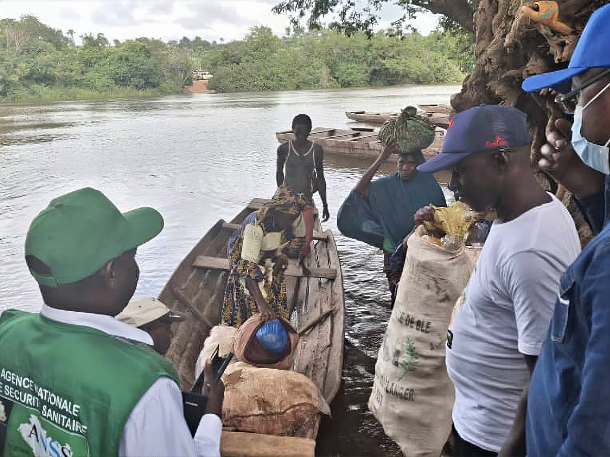 OIM Guinée (@oimguinee) on Twitter photo <a href="/OIMGuinee/">OIM Guinée</a> et <a href="/AgenceSecurite/">Agence Nationale de Sécurité Sanitaire</a> ont mené une mission conjointe à Forécariah pour renforcer la surveillance sanitaire face à la #Mpox.
Évaluations dans les zones enclavées, sites portuaires et au CTEPI. Objectif : améliorer la détection précoce et la riposte aux #frontières. <a href="/OIMGuinee/">OIM Guinée</a> et <a href="/AgenceSecurite/">Agence Nationale de Sécurité Sanitaire</a> ont mené une mission conjointe à Forécariah pour renforcer la surveillance sanitaire face à la #Mpox.
Évaluations dans les zones enclavées, sites portuaires et au CTEPI. Objectif : améliorer la détection précoce et la riposte aux #frontières.