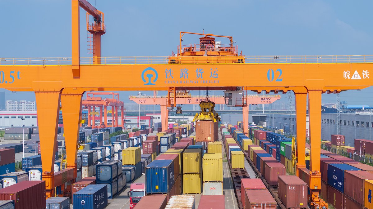 Frontlinestory's tweet photo. #FrontlineFocus: 📰🇨🇳𝗖𝗵𝗶𝗻𝗮’𝘀 𝗠𝗶𝗱-𝗬𝗲𝗮𝗿 𝗧𝗿𝗮𝗱𝗲 𝗥𝗲𝗽𝗼𝗿𝘁 (𝟮𝟬𝟮𝟱 𝗛𝟭) — 𝗞𝗲𝘆 𝗛𝗶𝗴𝗵𝗹𝗶𝗴𝗵𝘁𝘀 𝗳𝗿𝗼𝗺 𝘁𝗵𝗲 𝗣𝗿𝗲𝘀𝘀 𝗖𝗼𝗻𝗳𝗲𝗿𝗲𝗻𝗰𝗲
👤 𝗦𝗽𝗲𝗮𝗸𝗲𝗿: Wang Lingjun, Vice Minister of the General Administration of Customs （#GAC） 
📅 𝗗𝗮𝘁𝗲: July 14, 2025 
📍 𝗘𝘃𝗲𝗻𝘁: State Council Press Conference on #Import/#Export Data

🔹 𝗧𝗼𝘁𝗮𝗹 𝗧𝗿𝗮𝗱𝗲 𝗛𝗶𝘁𝘀 𝗡𝗲𝘄 𝗥𝗲𝗰𝗼𝗿𝗱 
📊 China’s total goods trade in the first half of 2025 hit ¥21.79 trillion (~$3.05T), a record high for any H1 period  
▪️ 📈 Exports: ¥13 trillion (~$1.81T) (+7.2%)
▪️ 📉 Imports: ¥8.79 trillion (~$1.23T) (-2.7%) 
▪️ Overall trade up 2.9% YoY

🔹 𝟱 𝗠𝗮𝗷𝗼𝗿 𝗧𝗮𝗸𝗲𝗮𝘄𝗮𝘆𝘀

1️⃣ 𝗧𝗿𝗮𝗱𝗲 𝗦𝗰𝗮𝗹𝗲 𝗛𝗶𝘁𝘀 𝗮 𝗡𝗲𝘄 𝗟𝗲𝘃𝗲𝗹
▪️China's total trade value held steady above ¥20 trillion (~$2.79T)
▪️Q2 trade up 4.5% YoY, accelerating by 3.2 percentage points from Q1
▪️7 consecutive quarters of YoY growth

2️⃣ 𝗚𝗹𝗼𝗯𝗮𝗹 𝗧𝗿𝗮𝗱𝗲 𝗡𝗲𝘁𝘄𝗼𝗿𝗸 𝗗𝗲𝗲𝗽𝗲𝗻𝘀
▪️Trade with Belt & Road countries: ¥11.29T (~$1.57T) (+4.7%), now 51.8% of total
▪️#ASEAN: ¥3.67T ($510B) (+9.6%)
▪️Solid growth also with EU, Japan, and South Korea 

3️⃣ 𝗛𝗶𝗴𝗵-𝗧𝗲𝗰𝗵 & 𝗚𝗿𝗲𝗲𝗻 𝗘𝘅𝗽𝗼𝗿𝘁𝘀 𝗚𝗮𝗶𝗻 𝗠𝗼𝗺𝗲𝗻𝘁𝘂𝗺
▪️Mechanical & electrical products: ¥7.8T (~$1.09T) (+9.5%), now 60% of total exports
▪️“#GreenNewThree” — #EVs, #lithium batteries, #solar products — up 12.7%
▪️Exports closely tied to “new quality productive forces (新质生产力)”, such as high-end equipment, surged over 20%

4️⃣ 𝗗𝗼𝗺𝗲𝘀𝘁𝗶𝗰 𝗗𝗲𝗺𝗮𝗻𝗱 𝗦𝘁𝗮𝗯𝗶𝗹𝗶𝘇𝗲𝘀 𝗜𝗺𝗽𝗼𝗿𝘁𝘀
▪️Q2 imports returned to growth
▪️Strong performance in machinery, electronic components, and key raw materials (e.g., crude oil, metal ores)

5️⃣ 𝗣𝗿𝗶𝘃𝗮𝘁𝗲 𝗦𝗲𝗰𝘁𝗼𝗿 𝗗𝗿𝗶𝘃𝗲𝘀 𝗧𝗿𝗮𝗱𝗲 𝗔𝗰𝘁𝗶𝘃𝗶𝘁𝘆
▪️628,000 companies engaged in trade — first time over 600K
▪️Private firms: 547K (+7.3%), accounting for nearly 60% of total trade value

💬 𝗤&𝗔 𝗛𝗶𝗴𝗵𝗹𝗶𝗴𝗵𝘁𝘀 (Selected) 

📌 𝗢𝘂𝘁𝗹𝗼𝗼𝗸 𝗳𝗼𝗿 𝗛𝟮
▪️Trade outlook remains positive despite external pressure
▪️June imports, exports, and overall trade all grew YoY
▪️In H1 2025, robot exports grew 61.5%, while lithium batteries and wind turbines were up 20%+
▪️Confidence among export/import firms rising steadily

📌 𝗢𝗻 𝗕𝗲𝗹𝘁 & 𝗥𝗼𝗮𝗱 𝗧𝗿𝗮𝗱𝗲
▪️Trade with #BRI countries not just growing, but becoming more diversified and efficient
▪️All modes of transport — rail, sea, air — saw strong gains
▪️Chang’an freight train: now connects Xi’an to Europe in just 10 days

📌 𝗢𝗻 𝗣𝗿𝗶𝘃𝗮𝘁𝗲 𝗘𝗻𝘁𝗲𝗿𝗽𝗿𝗶𝘀𝗲𝘀
▪️Private businesses lead with ¥12.48T (~$1.74T) in trade (+7.3%)
▪️Make up 57.3% of total, outpacing overall growth by 4.4 pts
▪️Strong growth in high-tech exports and equipment imports
#Chinatrade #economy