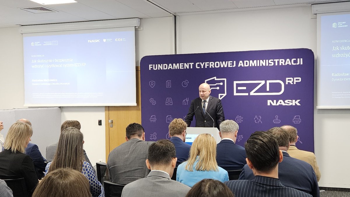 NASK_pl's tweet image. Radosław Maćkiewicz, Dyrektor @COIgovPL: We współpracy z NASK realizujemy projekt udostępnienia #EZDRP w wersji chmurowej SaaS. Środki z #KPO pozwolą korzystać najmniejszym gminom z nowoczesnych rozwiązań bez inwestycji w infrastrukturę IT.