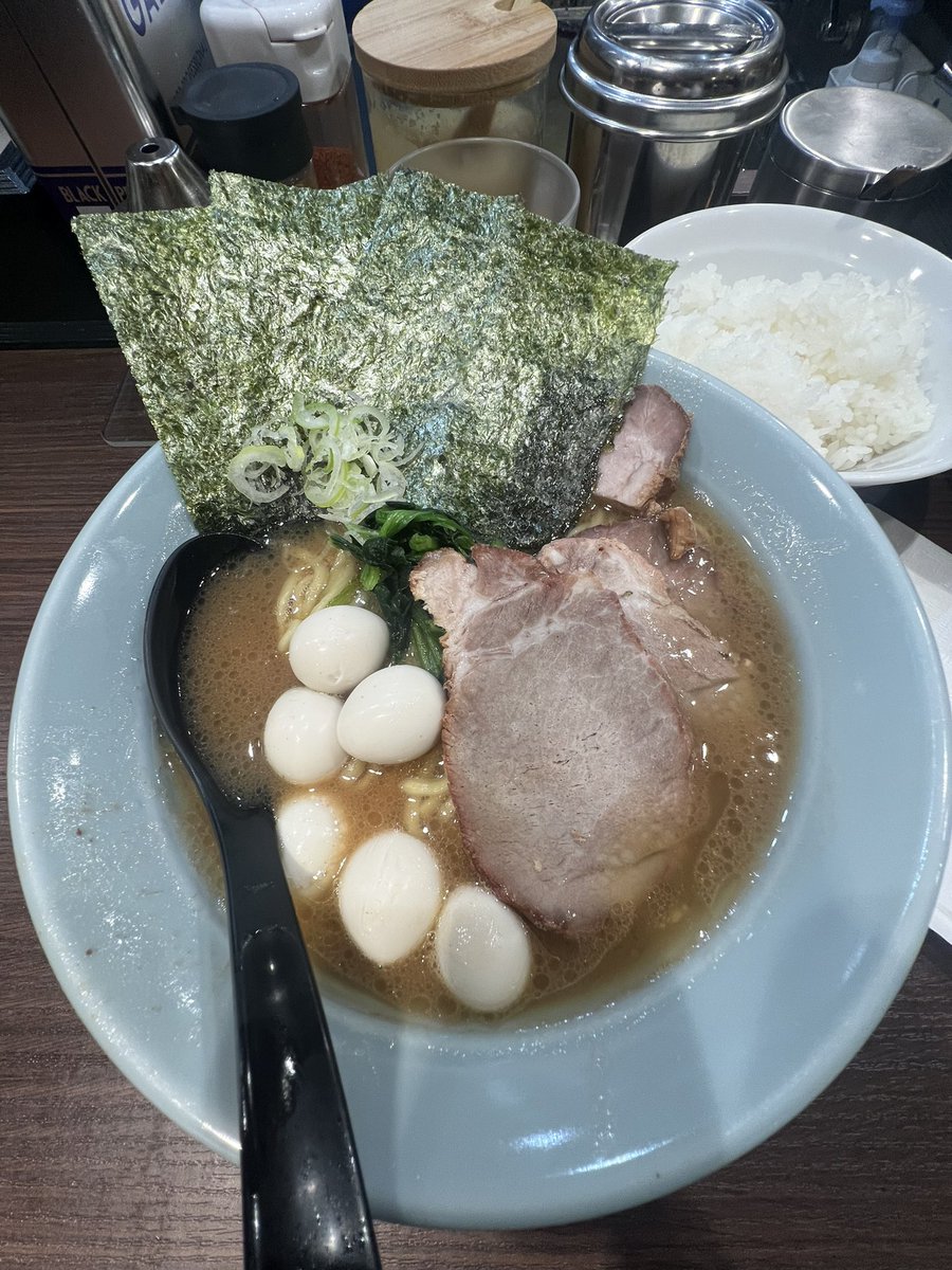 ramenmanzz's tweet image. 📍渋谷 横浜家系らーめん 侍
らーめん(950円)ライス(150円)うずら(150円)
自己評価★★★☆☆
渋谷駅周辺資本系がほとんどな中本格的な家系らーめんだとここくらい?🍜優しいスープ。到着時には5.6人の待ちあり。ご馳走様でした!!