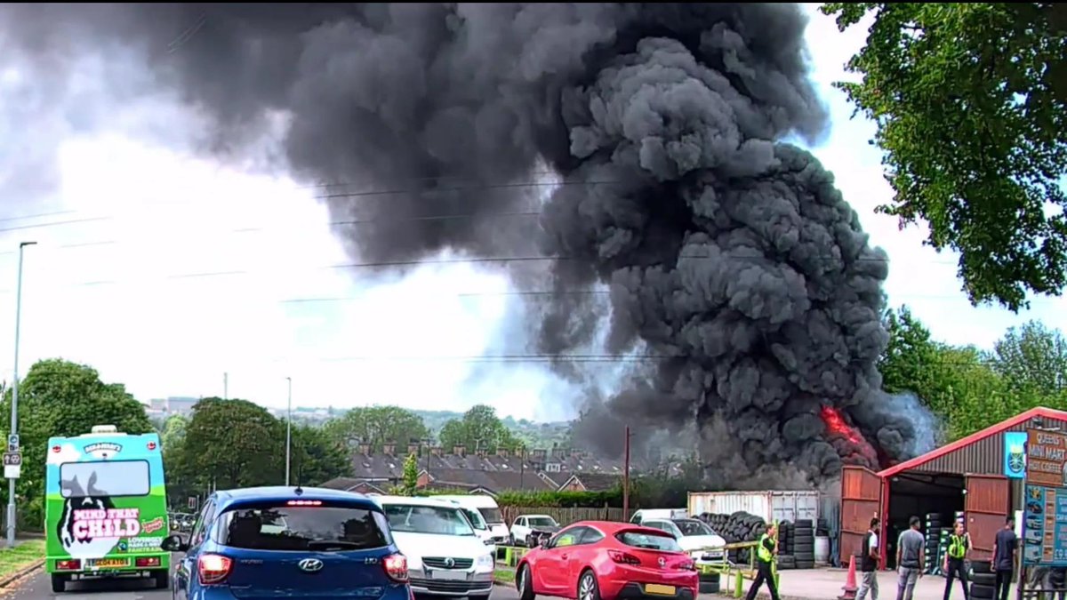 Yesterday's tyre fire on Queen's Road in Bradford. 
youtube.com/watch?v=Cd_atn…
<a href="/Bradford_TandA/">Telegraph & Argus</a> <a href="/BBCLookNorth/">BBC Yorkshire</a>