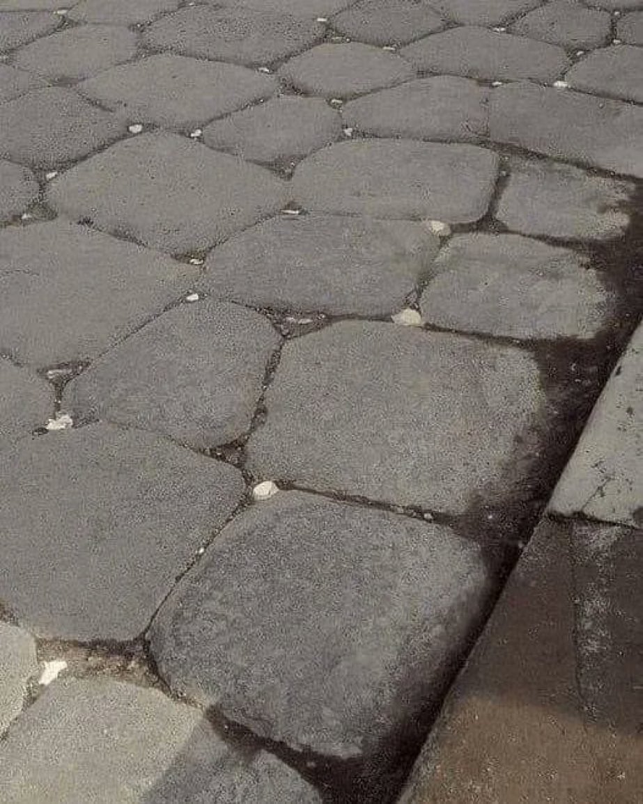 JamesLucasIT's tweet photo. An ancient Roman road in Pompeii. These roads were adorned with dotted white stones, which reflected the moonlight, acting as street lights to help people walk on the street after dark. https://t.co/0GzZ9LylCo