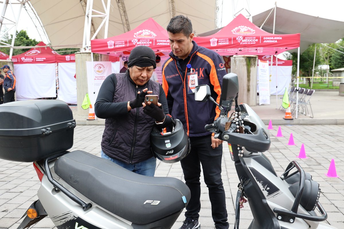 ComSocEdomex's tweet image. Regularizan a motociclistas en comunidades lejanas del Estado de México
Se aplican exámenes físicos, prácticos y teóricos para tramitar la licencia tipo C.
Conoce más información: goo.su/hqS73l6