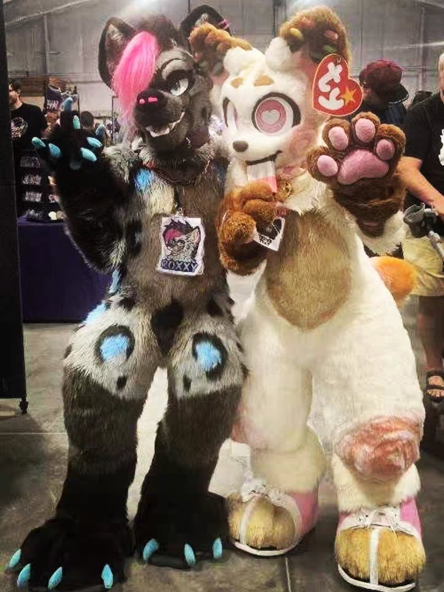 foxopfurs's tweet image. Went to both catfest colorado springs and the Renaissance festival in one day!! Thanks to everyone who complimented and talked to me (*ยดโ๏ฝ)๏พ
#furry #furryfandom #fursuit #sweettart #flutterbat #fluttershy #mlp #mylittlepony #coloradorenaissancefestival #coloradocatfest