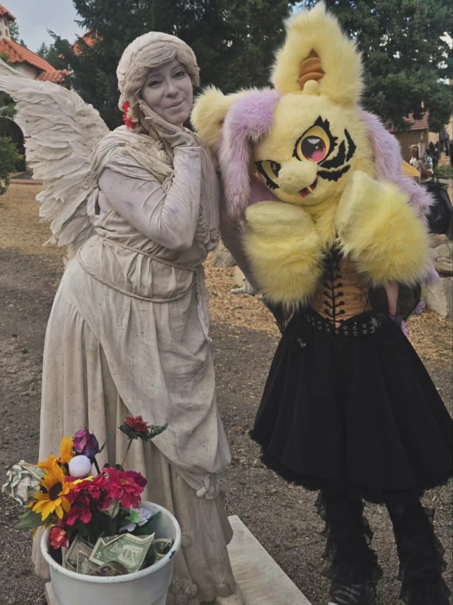 foxopfurs's tweet image. Went to both catfest colorado springs and the Renaissance festival in one day!! Thanks to everyone who complimented and talked to me (*ยดโ๏ฝ)๏พ
#furry #furryfandom #fursuit #sweettart #flutterbat #fluttershy #mlp #mylittlepony #coloradorenaissancefestival #coloradocatfest