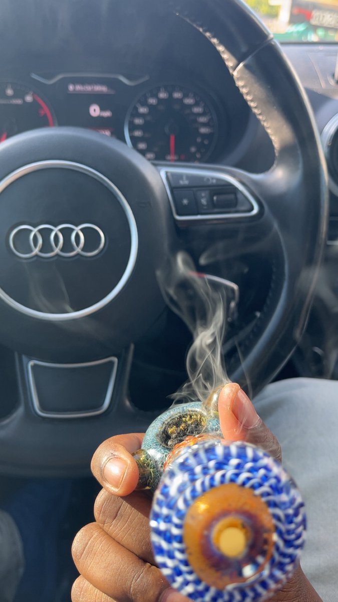 BluntBlowin9's tweet image. Dinner at the homie crib tonight, but first a quicc bowl before I go inside. 
#StayLifted