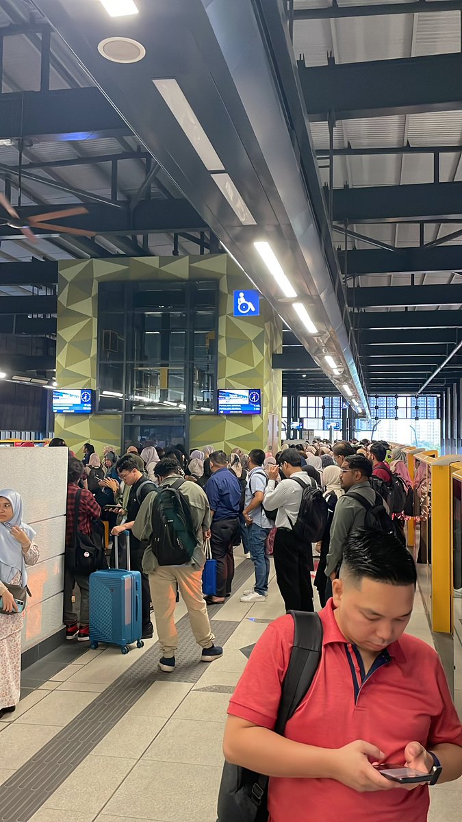 _easypeassy's tweet photo. MRT PROBLEM
MRT Putrajaya ke MRT UPM ada halangan, dimaklumkan train dipandu manual bukan auto. Perjalanan tak smooth orang dah berkumpul ramai
#rapid #MRTTrip https://t.co/loVd0J3aUS