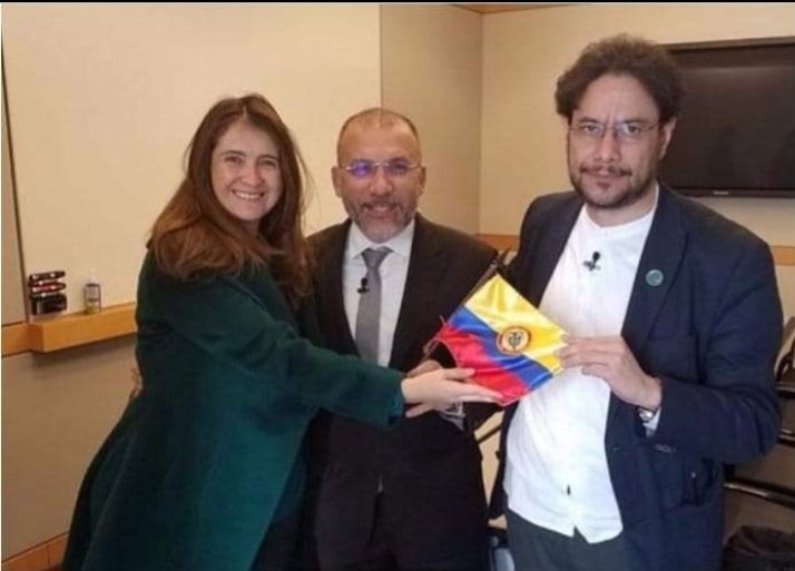 🇨🇴Andrés Triana (@andretrick86) on Twitter photo Aún la señora palomarx <a href="/PalomaValenciaL/">Paloma Valencia L</a> tendrá la misma empatía hacia el verdugo de su jefe político el señor <a href="/AlvaroUribeVel/">Álvaro Uribe Vélez</a>?
Por eso no peleo por ninguno de esos personajes, literalmente ellos mismos se pusieron la soga en el cuello. Aún la señora palomarx <a href="/PalomaValenciaL/">Paloma Valencia L</a> tendrá la misma empatía hacia el verdugo de su jefe político el señor <a href="/AlvaroUribeVel/">Álvaro Uribe Vélez</a>?
Por eso no peleo por ninguno de esos personajes, literalmente ellos mismos se pusieron la soga en el cuello.
