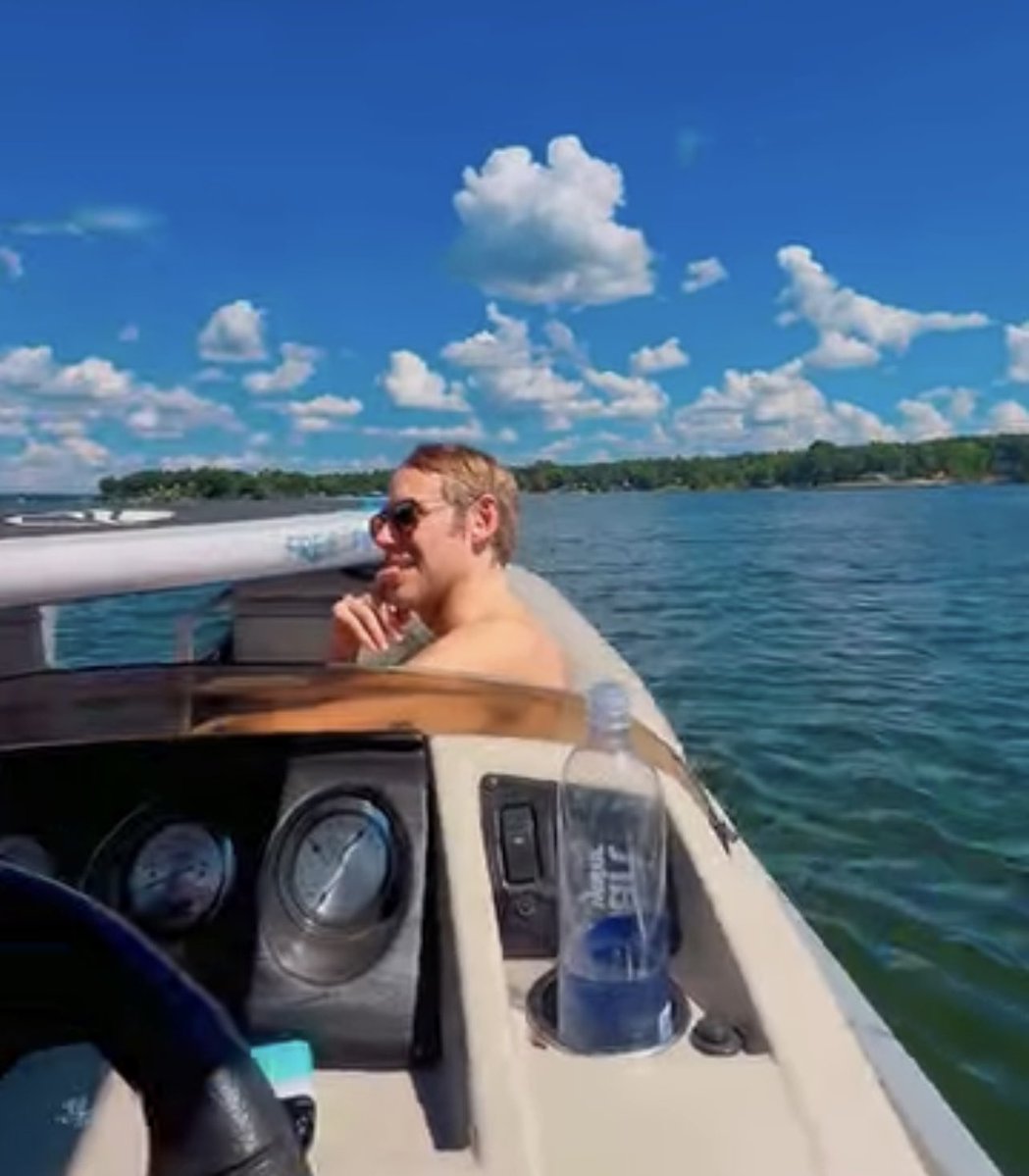 vampswillnever's tweet image. geoff shirtless..... can we see a little more please