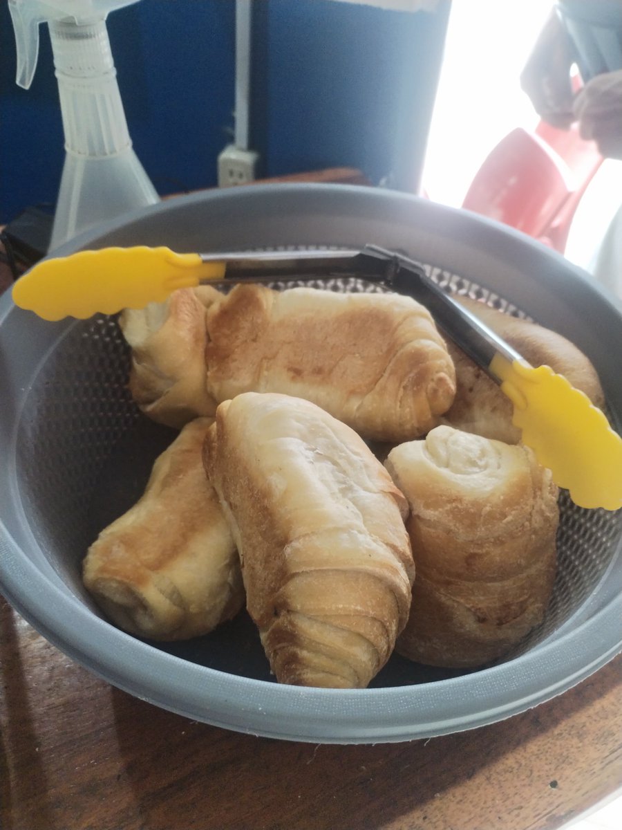 alexismier's tweet photo. Yo siempre he dicho que el encebollado se come con chifle, pero no me hicieron caso #YaNada.
En Manta hay un lugar especial para los que comen #encebollado con pan. Vengan no más🤷🏻♂️.
#LosQueComenEncebolladoConPanSiempreFueronEllos. https://t.co/nMBHOM1oDY