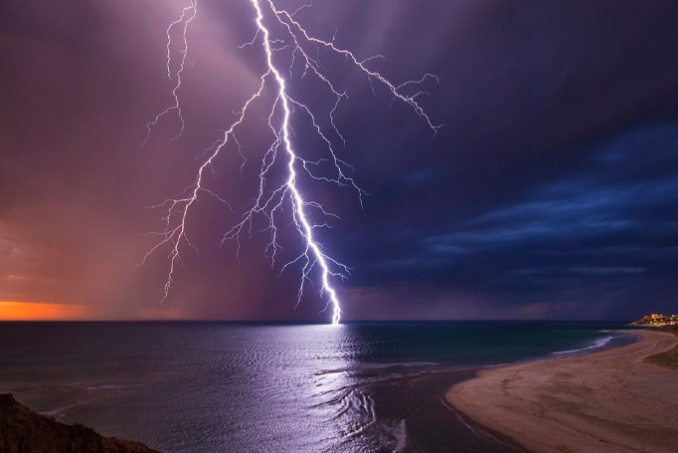 CronicaPolicial's tweet image. ¡TRAGEDIA EN PLAYA DE LECHERÍA! Rayo mata a niño de 12 años en balneario Los Canales, Anzoátegui , durante tormenta eléctrica el 26 de julio.
noticiaalminuto.com/tragedia-en-pl…