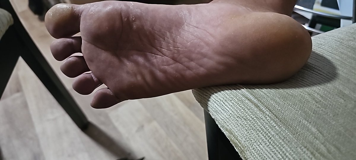Who wants to lick? The best Foot u could ever have.
#malefoot #footslave #malefeet #footfag #footmaster #cashmaster