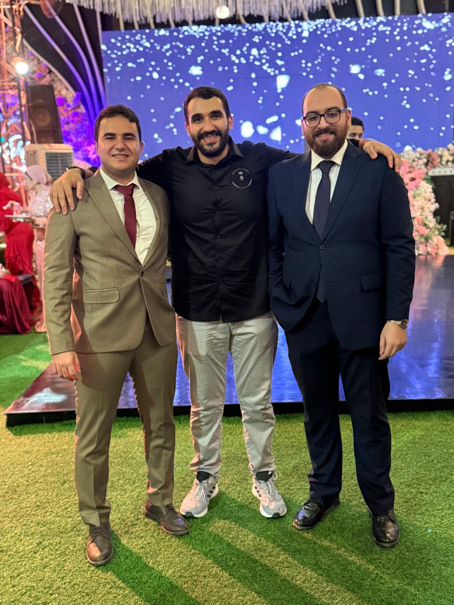 إِنّا لَقَومٌ أَبَت أَخلاقُنا شَرَفاً
أَن نَبتَدي بِالأَذى مَن لَيسَ يُؤذينا

بيضٌ صَنائِعُنا سودٌ وَقائِعُنا
خُضرٌ مَرابِعُنا حُمرٌ مَواضينا

لا يَظهَرُ العَجزُ مِنّا دونَ نَيلِ مُنىً
وَلَو رَأَينا المَنايا في أَمانينا

- صفي الدين الحلي