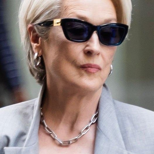 pricstlys's tweet image. mirandy wearing chained necklace... 👀