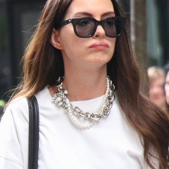 pricstlys's tweet image. mirandy wearing chained necklace... 👀