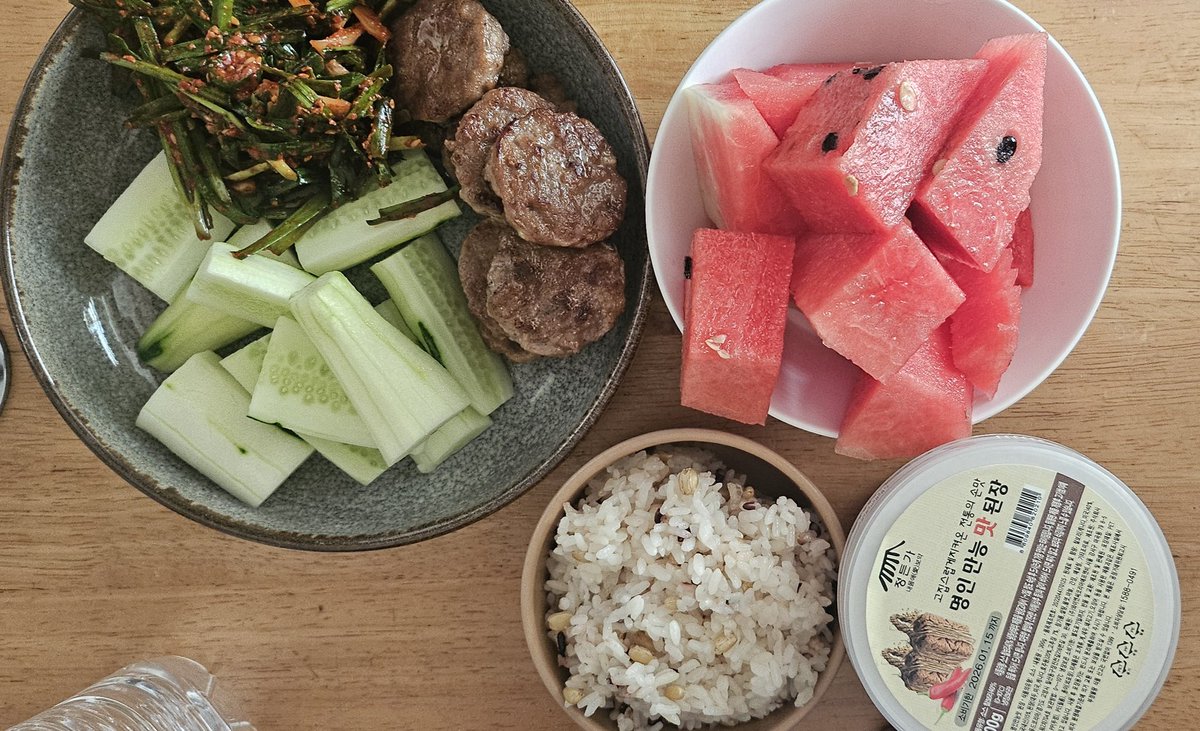 dalnimmeerkat's tweet image. 화요일 아침:떡갈비,오이,수박 두쪽,카무트 잡곡밥,쌈장,부추김치