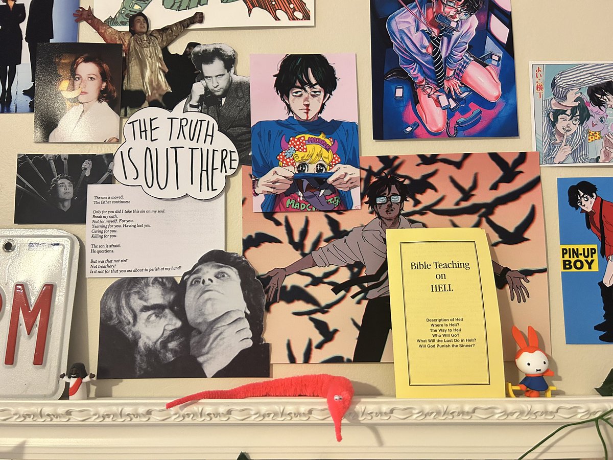 peachlybeloved's tweet image. i’m a pretty big fan of whatever the hell is going on in this part of my room