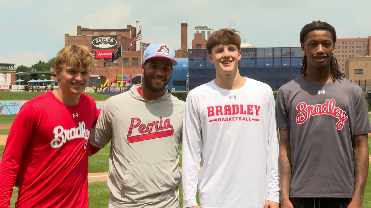 pmc3_83's tweet image. Sunday was the 1st chance for Bradley fans to start seeing the new faces of the team. But among them are 3 young men from Peoria-area schools.
Hear how Morton's Gus Rugaard, Manual's Dietrich Richardson & Metamora's Matthew Zobrist are teaming up.
Story: centralillinoisproud.com/sports/local-s…