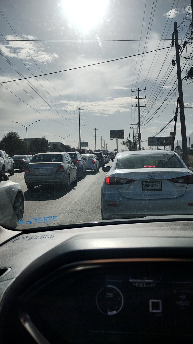 JCmtBad's tweet photo. El Gran problema que sufrimos diariamante Los habitantes de García NL municipio sin ley,tan sencilla que es la solución  como es eliminar el semáforo de Lincoln y los parques ,Pero no tienes interés en este caos vial @ManuelGuerraCav ,@Cicmty @aztecacomunidad ,@info7mty https://t.co/RA4uKB6kb7