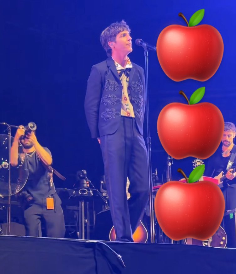 tuckerhaler's tweet image. literally three apples tall