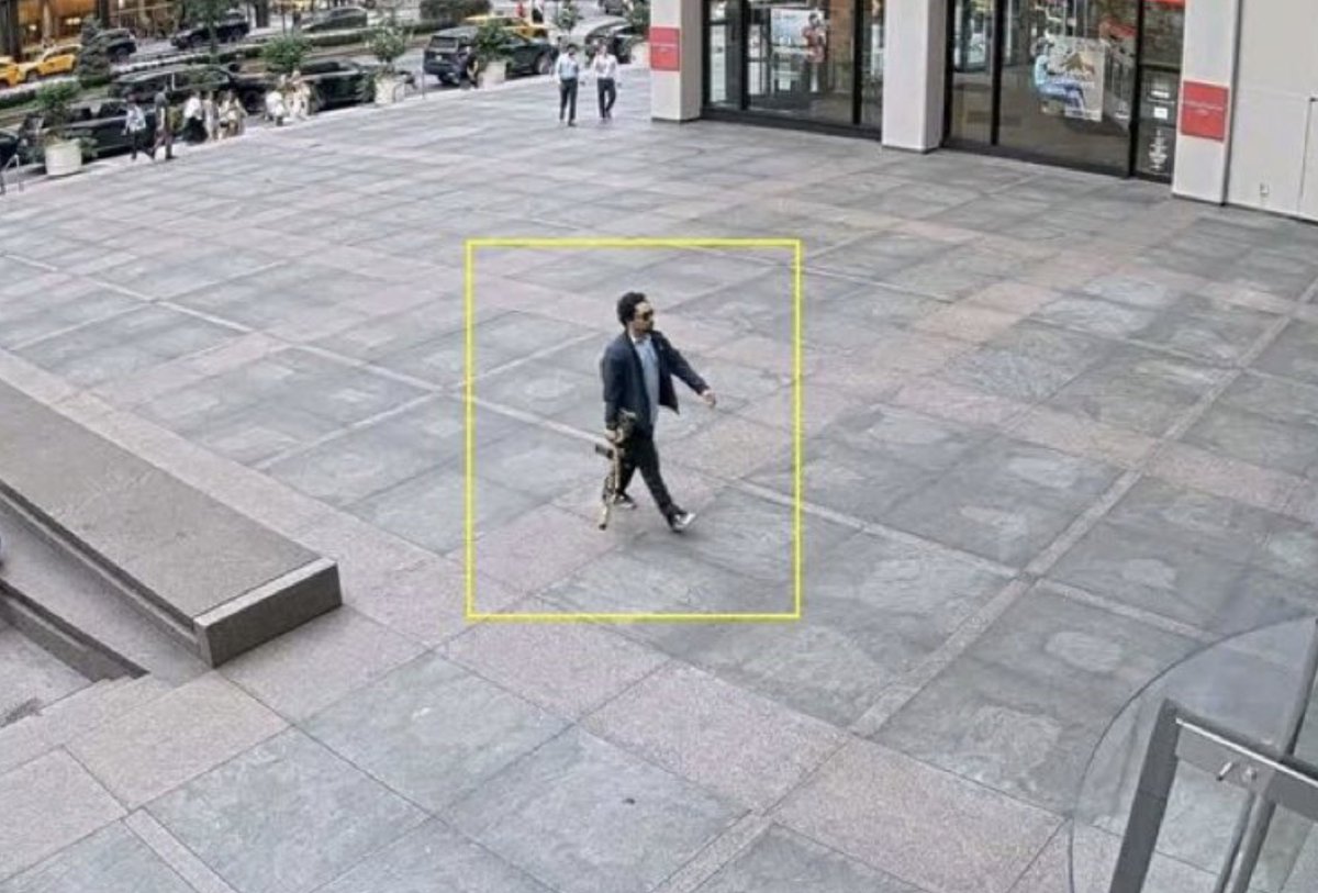 BREAKING: A gunman in a sport coat opened fire with an assault rifle in Midtown Manhattan, injuring at least six .. including a police officer. He was later found dead by suicide on the 33rd floor; NYPD is urging people to avoid East 52nd Street near Park &amp; Lex.