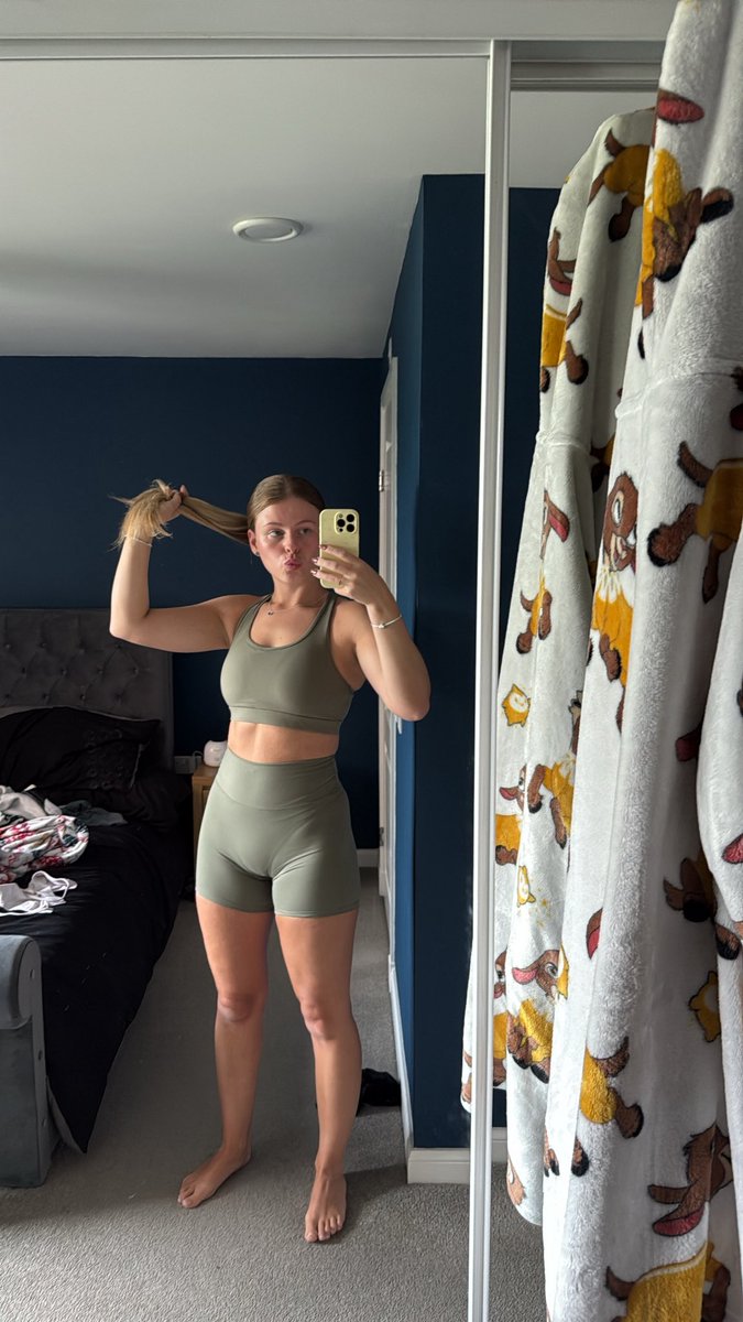 Atleast I can still post here!!!
What do you think of my gym fit?:)