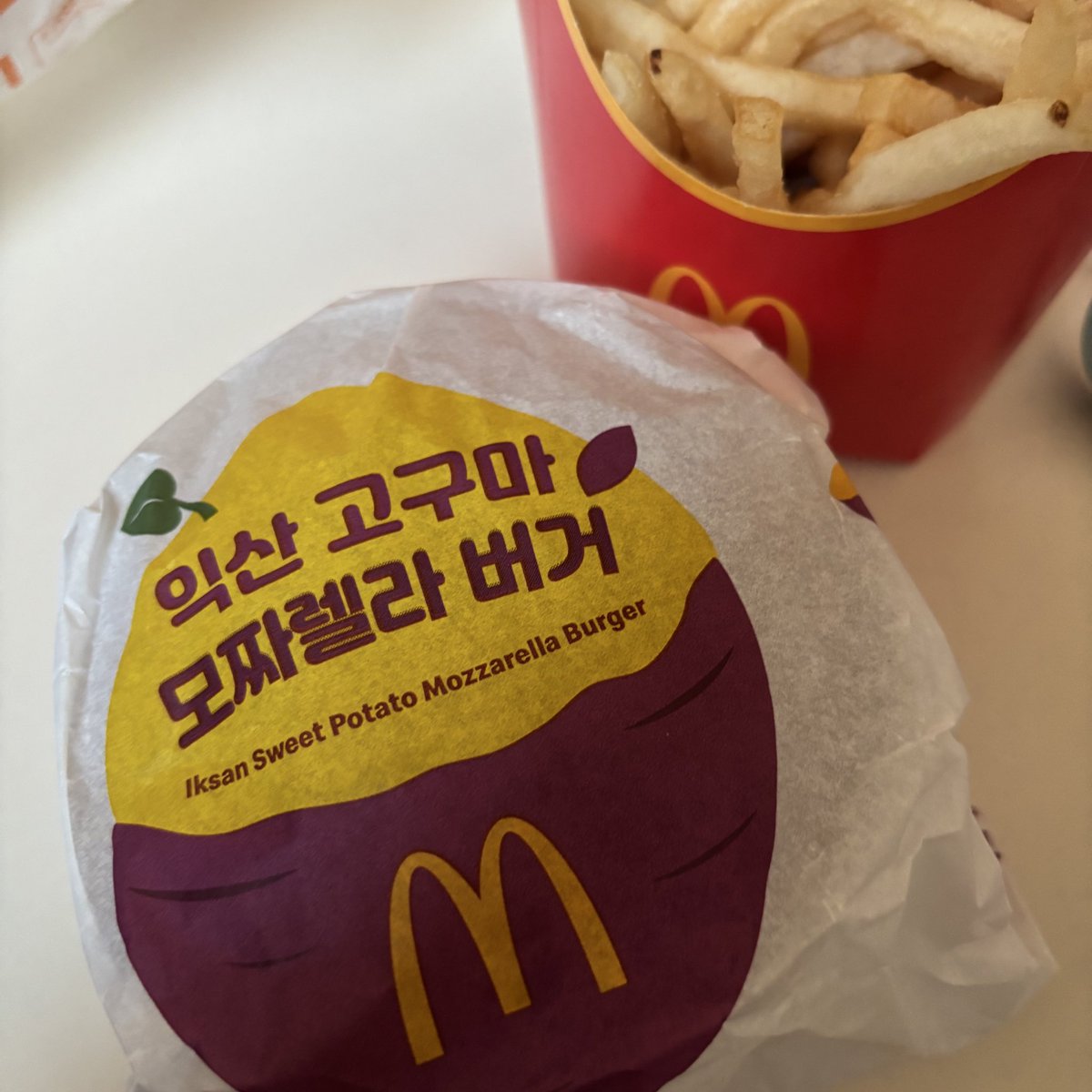 singeurae's tweet image. 주말에 익산 고구마 모짜렐라 결국 먹었는데..
음 역시 맥날은 1955다 😂