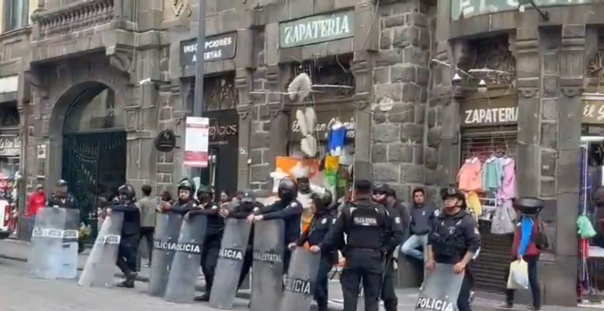 PoderNoticiaPue's tweet image. 🚨 Operativo en el Centro Histórico de #Puebla contra el ambulantaje en la 8 Poniente y 3 Sur 🚔 | Policías municipales y estatales mantienen cerradas ambas vialidades.
⚠️ Toma precauciones y utiliza rutas alternas para evitar contratiempos.
@SSC_Pue @dirtransitopue…