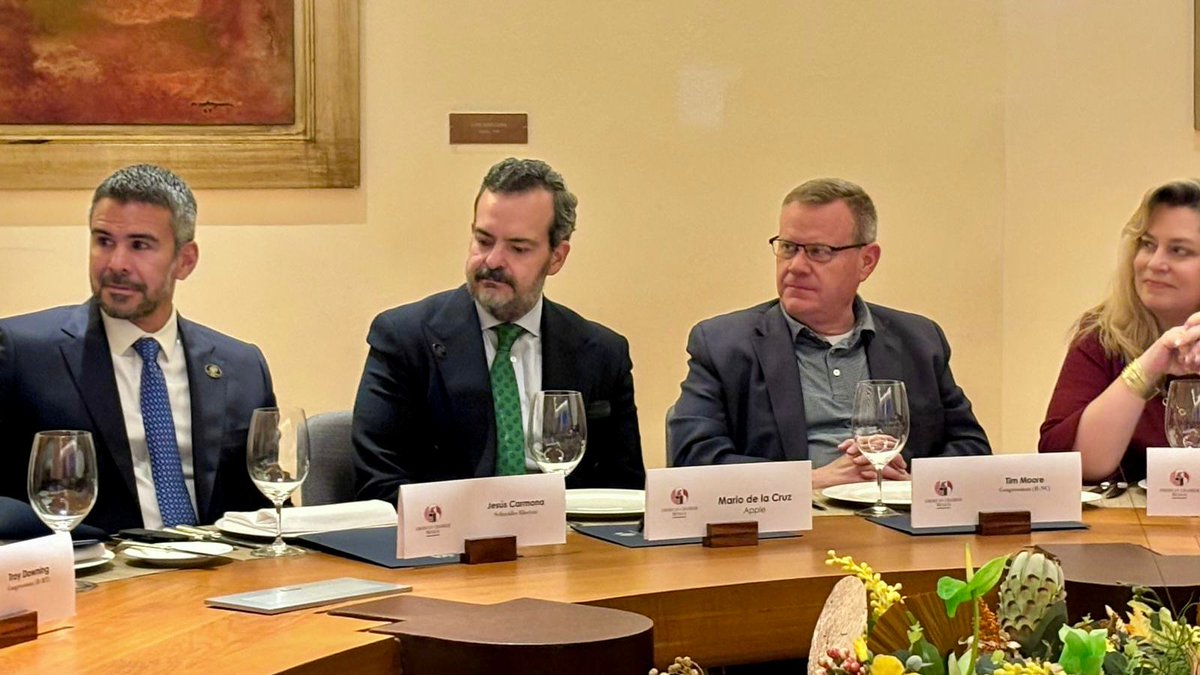 #OneAmCham | Recibimos a una delegación bipartidista del Congreso de EE.UU., encabezada por <a href="/RepFrenchHill/">French Hill</a>.

Conversamos sobre #TMEC, energía, IA y cadenas de suministro. Así se construye la integración 🇲🇽🤝🇺🇸.

Agradecemos a los congresistas Hill, <a href="/RepTroyDowning/">Congressman Troy Downing</a>, <a href="/RepBynum/">Rep. Janelle Bynum</a>,